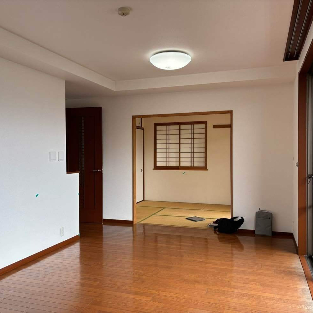 リノベーション前のリビングから和室をのぞむ