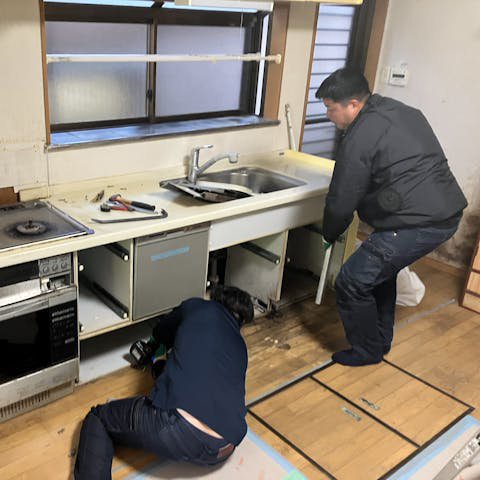 既存のキッチンを取り外します。