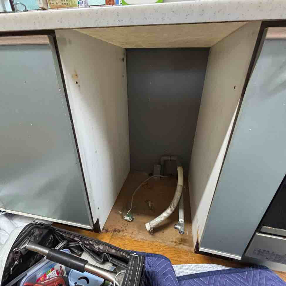 キッチンの全体交換のご提案もさせていただきましたが、今回は部分的にしたいというご希望でしたので、まずは壊れた食洗機を撤去。