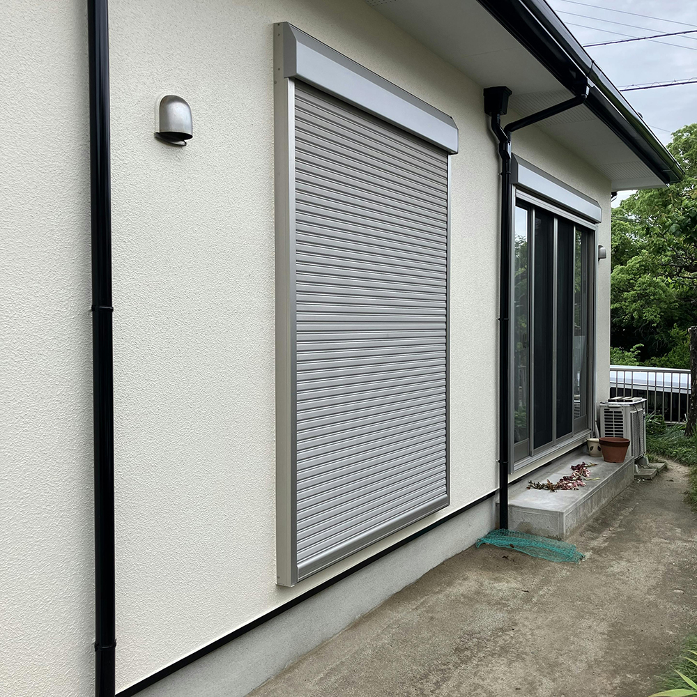 靴に履き替えてから、洗濯物を干していた