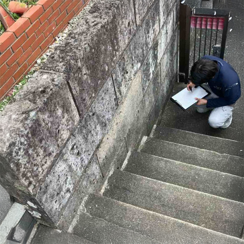 玄関前の階段には手すりがなく、昇り降りに不安を感じる状態でした。