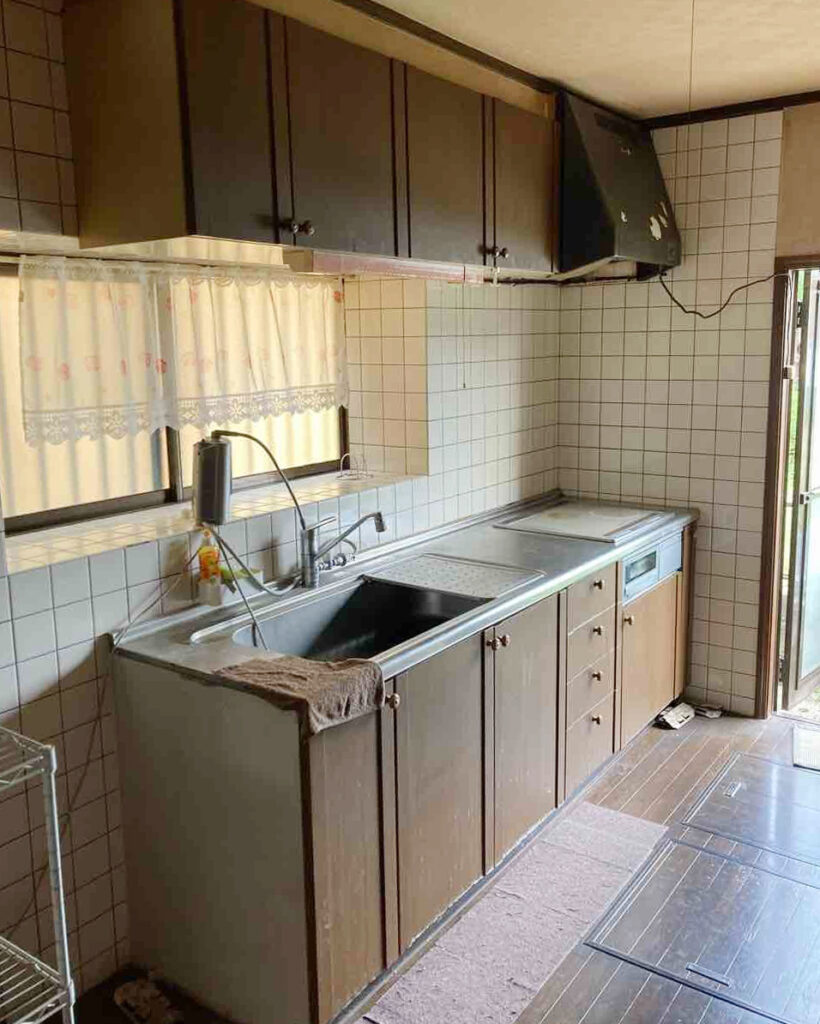 長年使われたキッチン。<br />
築年数が経ち、お家全体のリフォームを検討していました。