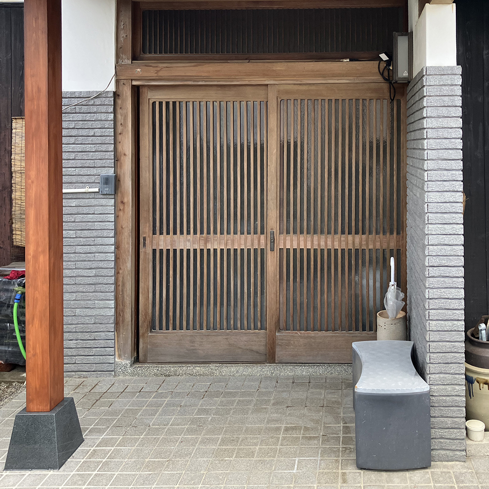 木製の玄関は経年劣化が進み、最初は塗装を考えましたが、1日で工事が完了するカバー工法をご提案させていただきました。