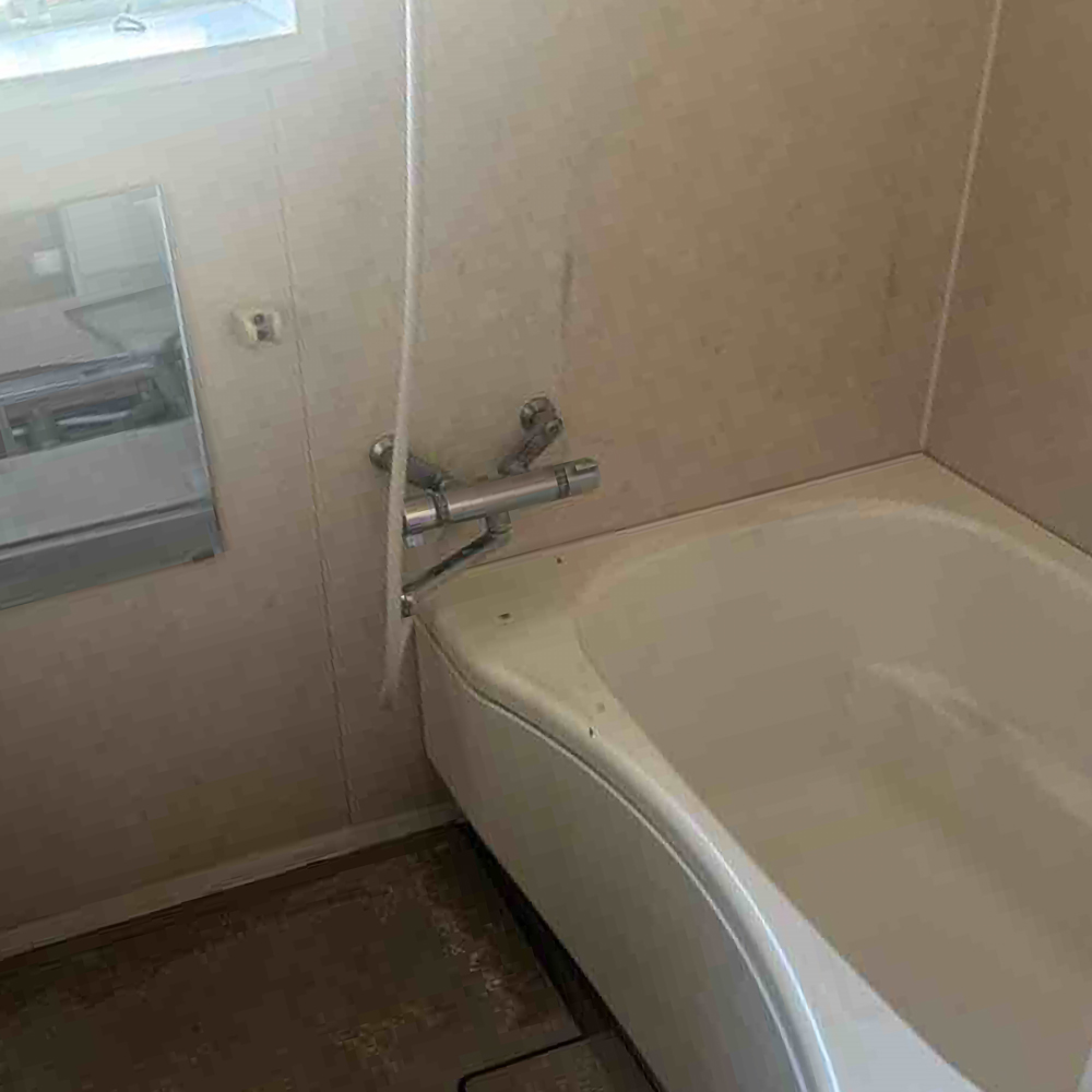 お孫様が遊びに来られて、入浴することも多くなりました。
安全な浴室への交換をご希望でした。