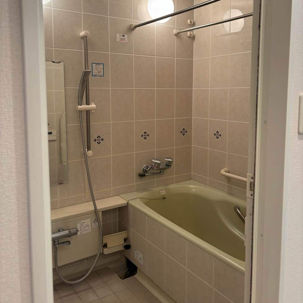 タイル張りの寒い浴室でした。