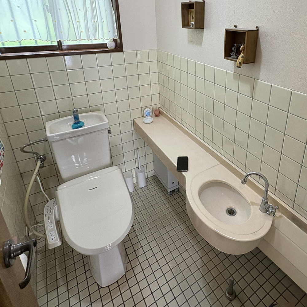 床、壁がタイル張りで、床は廊下より１段低くなっていました。