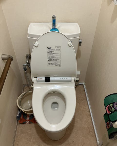 トイレから水漏れしており、バケツで受けている状態でした。
内装も汚れが目立ってきていました。