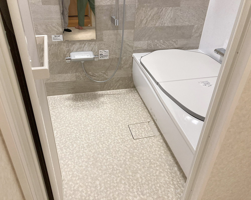 TOTO マンションリモデルWYシリーズのポイントは、『ほっからり床』で、やわらかな足元で常に優しさを感じ、お掃除が楽な床仕様。<br />
<br />
さらに、ゆるリラ浴槽は科学的な快適さを提供し、自然とリラックスした姿勢でくつろげます。