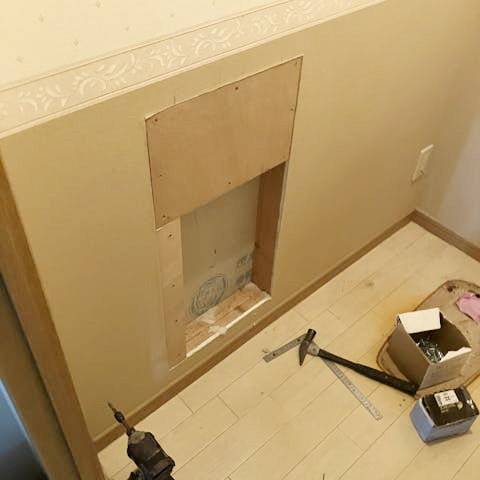 埋込収納の取り付けにあたり、壁下地の補強や木の配置を現地で大工さんと確認しながら丁寧に造作しました。