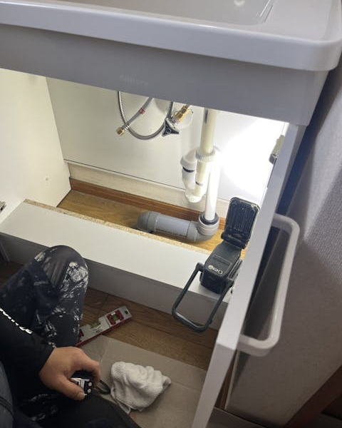給水と排水をつなぎます。