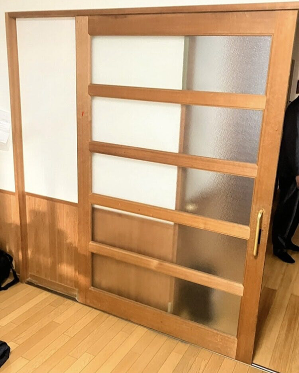 ガラス入りの大きな建具で、開閉が重たくて大変でした。