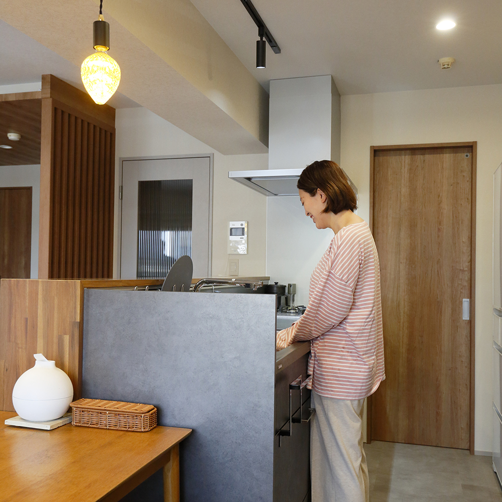 キッチン奥の扉を開けると、ダイレクトに洗面所へとつながります 。
料理の合間に洗濯をしたり、お風呂の準備をしたりといった複数の家事を、最小限の移動でスムーズにこなせる設計です 。
キッチン、洗面所、廊下を回遊できる動線にすることで、家事の時短を実現しました 。
忙しい子育て世代に嬉しい、ゆとりを生むための賢いレイアウトプランです 。