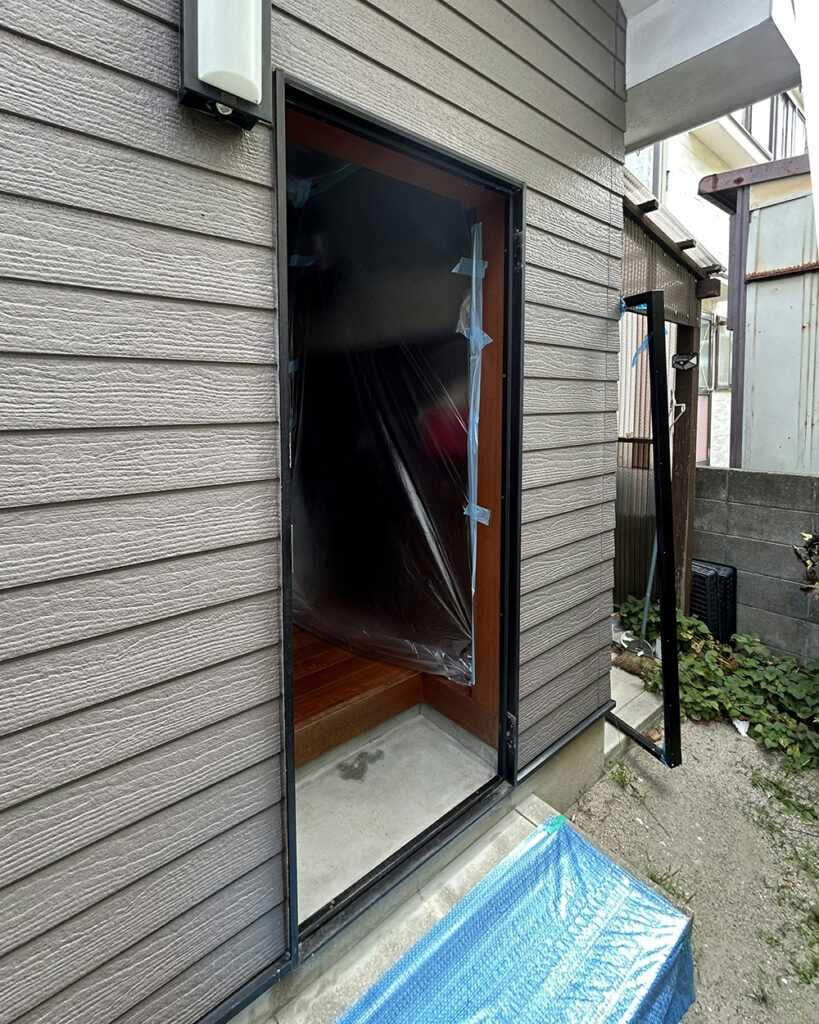 まずは、既存のドアをはずします。