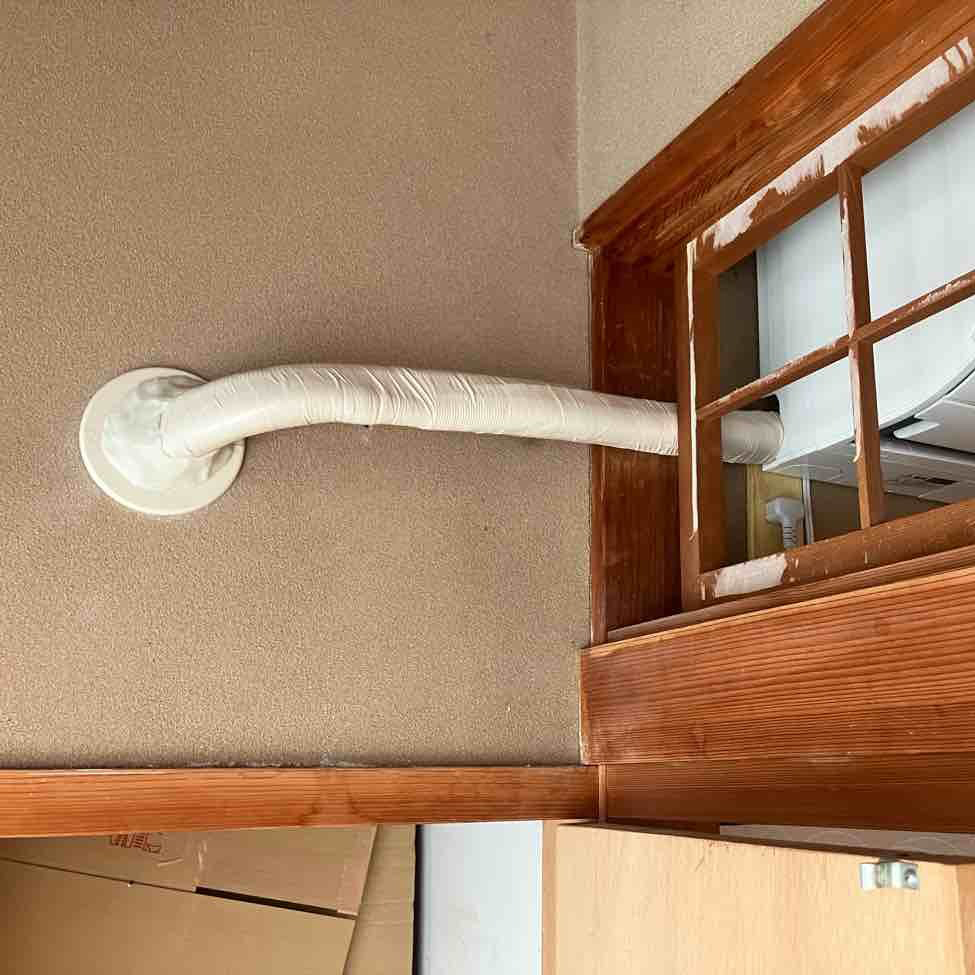 改めて、壁に穴を開けてダクトを移設しました。
これで、よりいっそう断熱性が高まります。