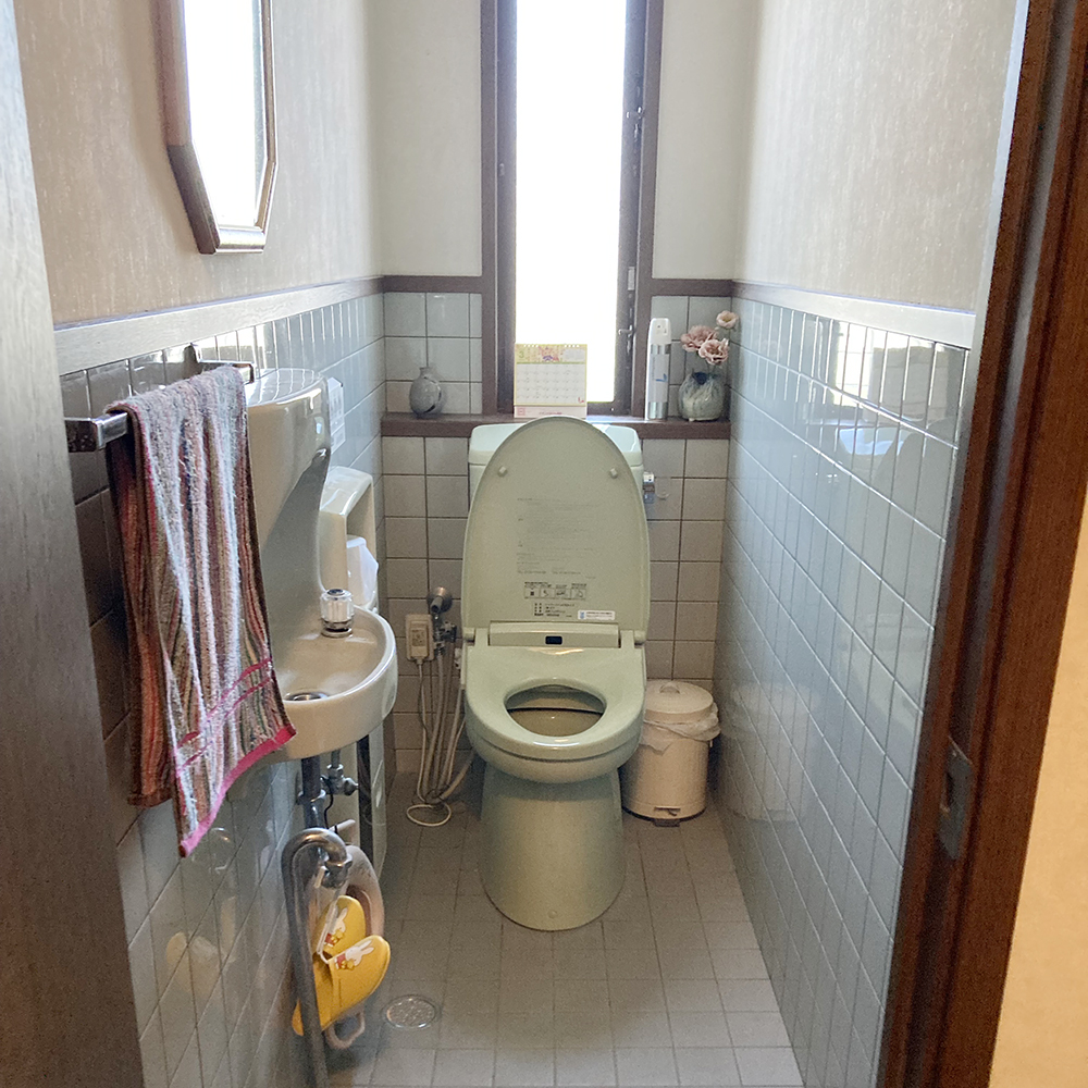リフォーム前のトイレ。
タイル張りの床と壁はお掃除しづらく、内装も古い印象でした。