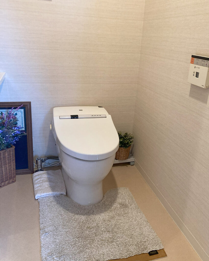 水漏れで早急に取替が必要になったトイレ。

リフォーム工事を機に内装も一新することに。