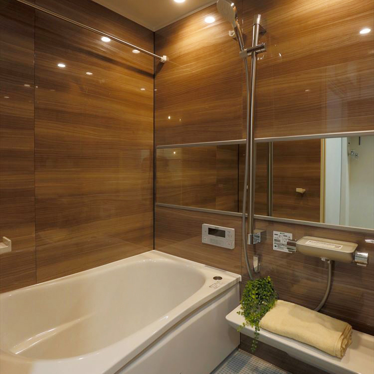 TOTO『マンションリモデルWYシリーズ』。<br />
<br />
壁パネルは豊富なカラーから、ウッド調をコーディネート。ぬくもりと安らぎを感じる空間で、浴室での新たなバスライフを提案。<br />
<br />
<br />
「ゆるリラ浴槽」は頭、背中など身体の4点を支えることにより入浴中の身体を安定させることでリラックスした入浴を実現します。<br />
<br />
使う人のことを考えられた、水栓、カウンター、収納棚の配置なので快適です。