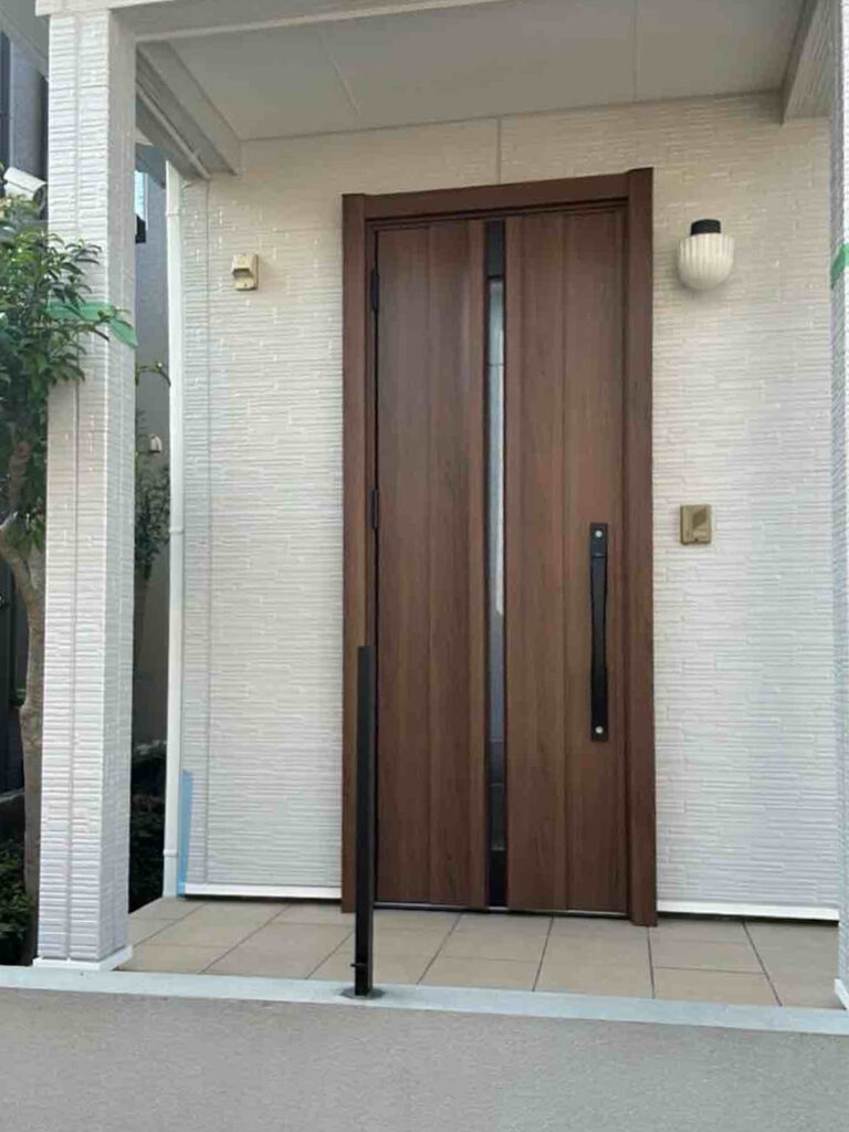 LIXILのリシェントは、今ある枠の上から新しい枠を取り付ける「カバー工法」のため、お家を無理に傷めません。