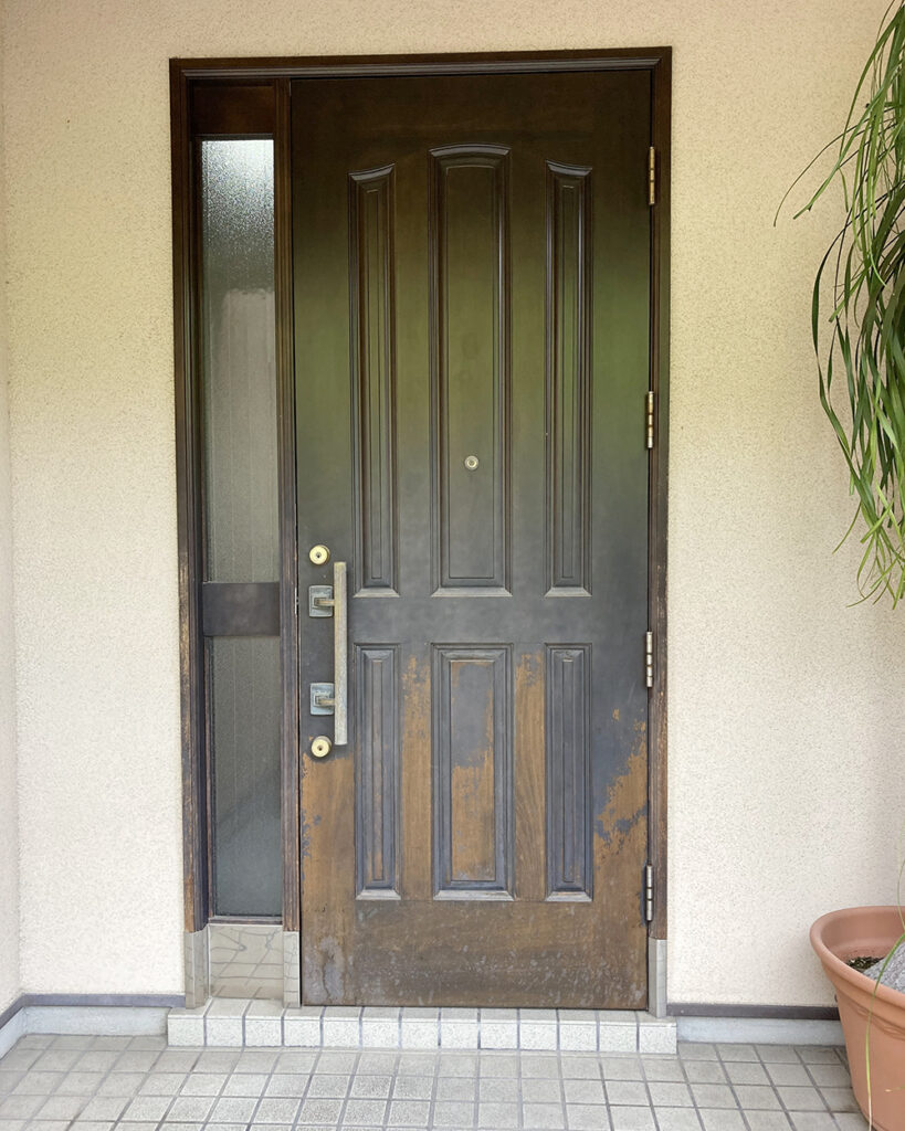 経年劣化でドアの塗装が剥がれていたリフォーム前の玄関ドア。