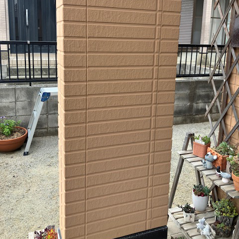 玄関ポーチにあがるには段差があり、足腰に負担がかかっていました。