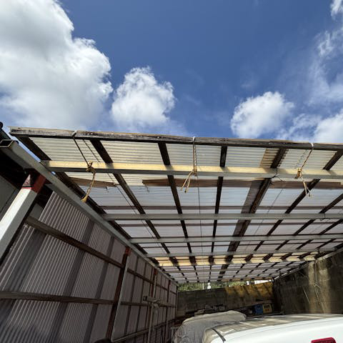 下地の木材と波板が経年劣化しいました。