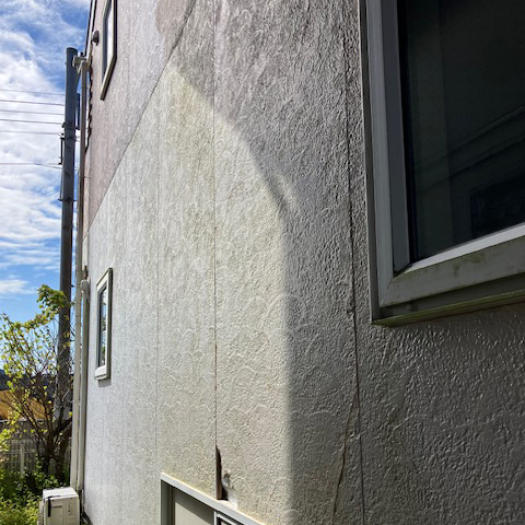 少し苔も生えており、サイディングがだいぶ傷んでいました。