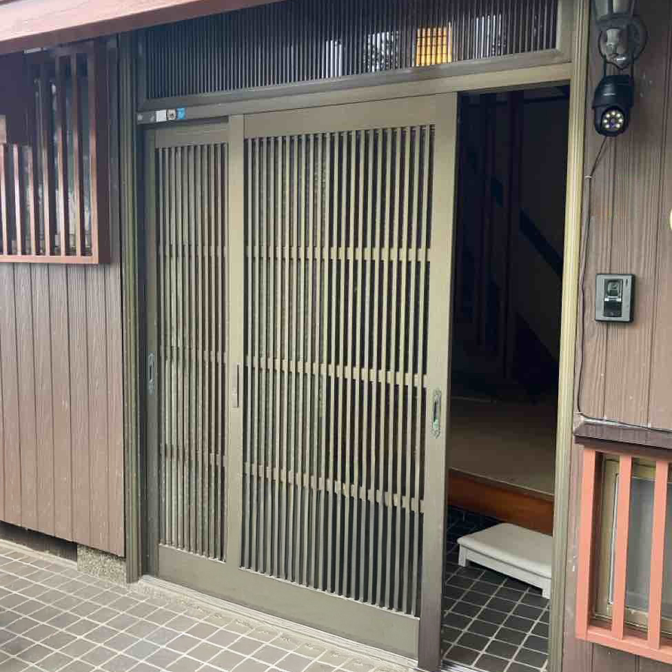 新築時から使用されている玄関ドアで、建付けなども悪くなって、隙間風がはいっていました。
さらに、アルミドアなこともあり、寒さを遮ることができていない状況でした。