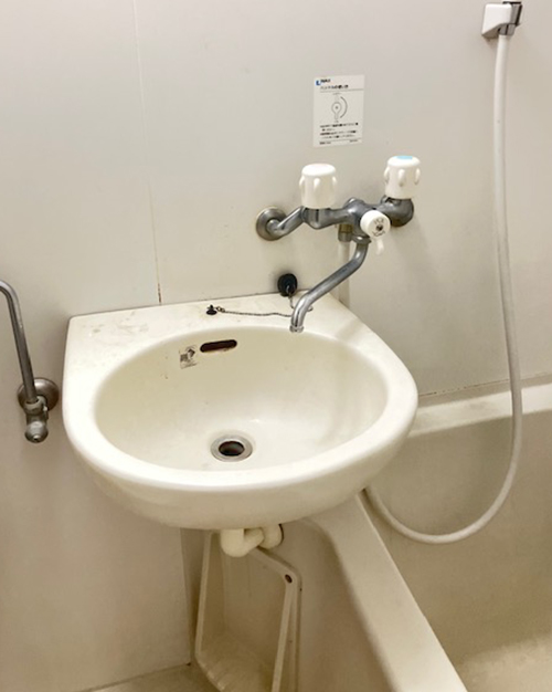 お風呂と一体化したユニットタイプの洗面台でした。