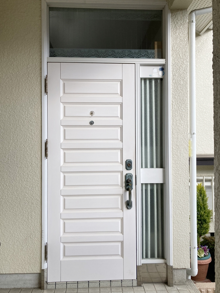 長年使われた玄関ドア。<br />
断熱性能のある玄関ドアに交換します。