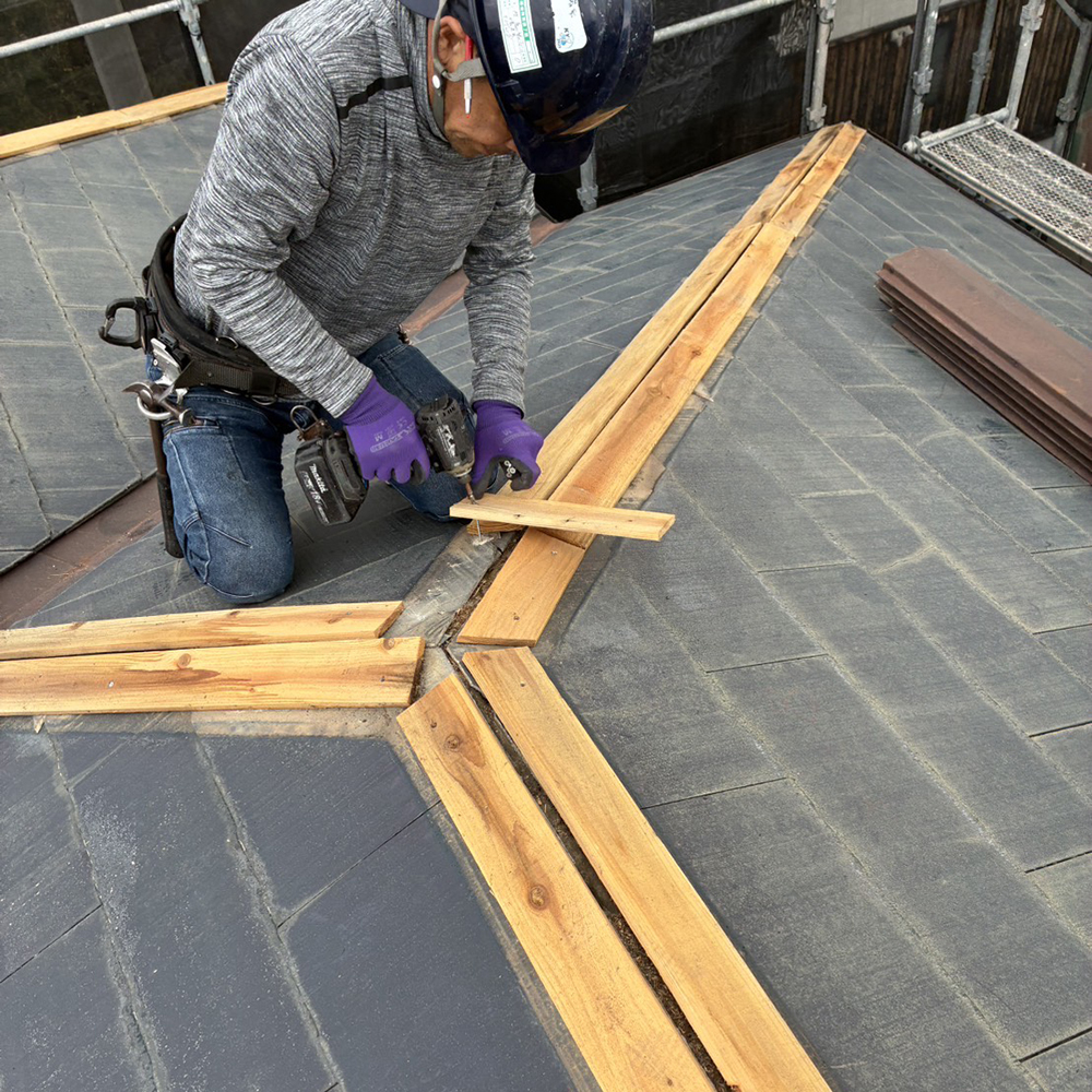 塗装の時期も来ていたため、一度塗装の話も出ましたが、10年後の安心を考えて、カバー工法をお選びいただきました。