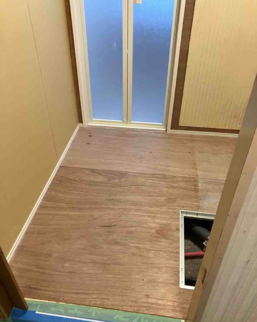洗面所の床下地を強固な合板で復旧し、カビ対策のための壁ふかし加工等を行います。
