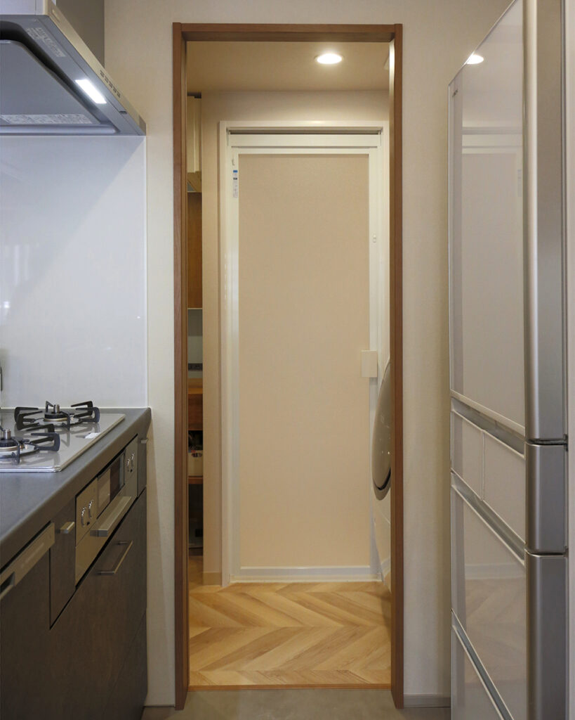 キッチン奥の扉を開けると、ダイレクトに洗面脱衣所へとつながります 。
料理の合間に洗濯をしたり、お風呂の準備をしたりといった複数の家事を、最小限の移動でスムーズにこなせる設計です 。
キッチン、洗面所、廊下を回遊できる動線にすることで、家事の時短を実現しました 。
忙しい子育て世代に嬉しい、ゆとりを生むための賢いレイアウトプランです 。