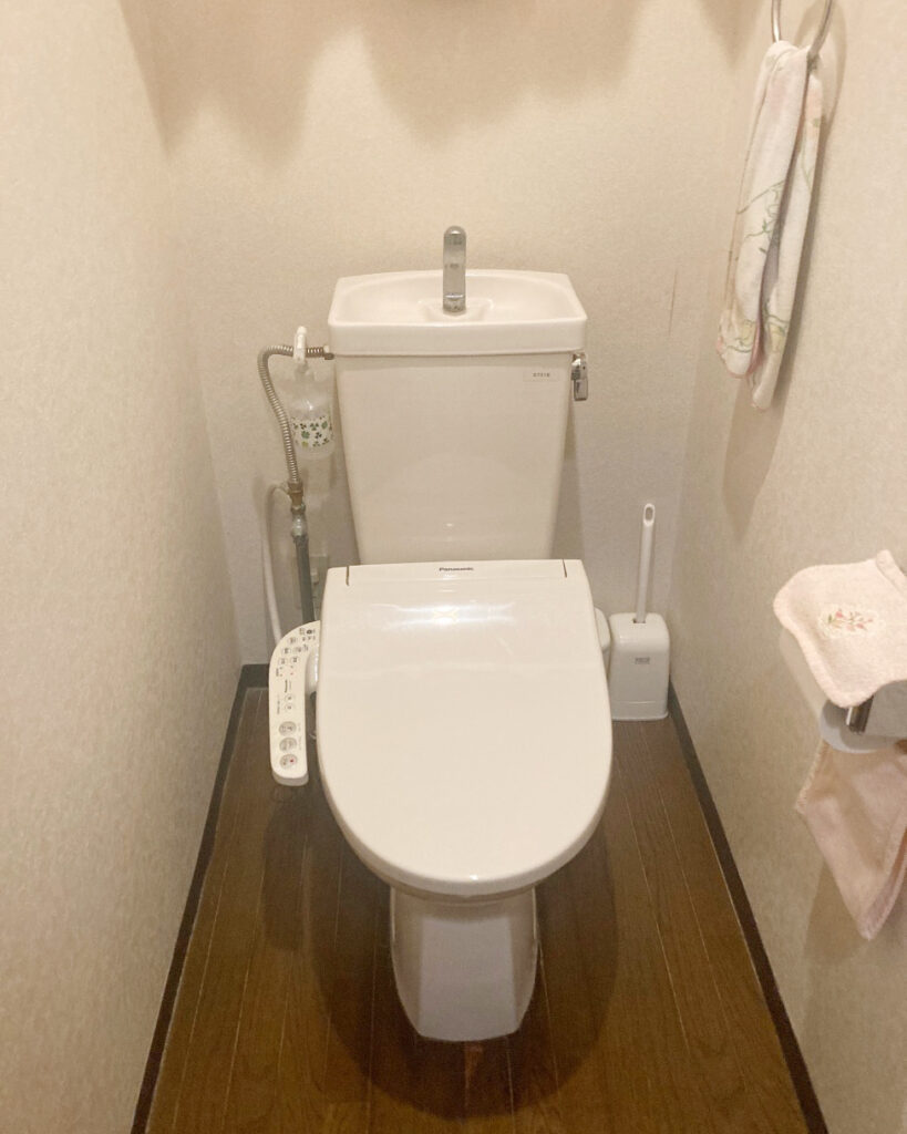 長年使用されてきたトイレ。
お掃除のしやすさやデザインの面で少し物足りなさを感じていました。