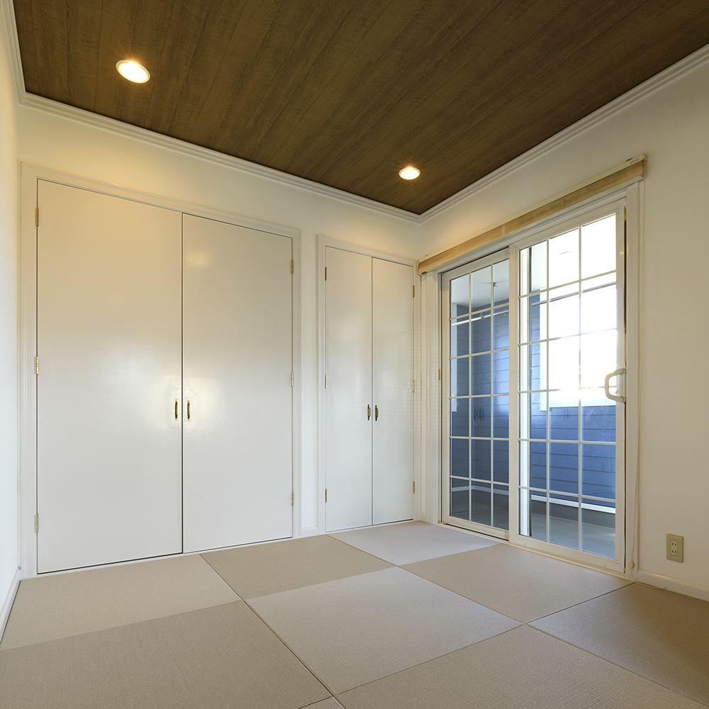 琉球畳は、クロスや建具の色に合わせて白の畳に張替えました。<br />
また、隣のLDKに合わせ、天井は木目調にリフォームしました。