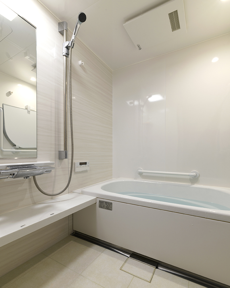 タカラスタンダード　伸びの美容室をセレクトしました。<br />
柔らかい白色の浴室は、シンプルで清潔感があります。<br />
ホーロー素材の浴室は、お掃除しやすく保温性にも優れています。