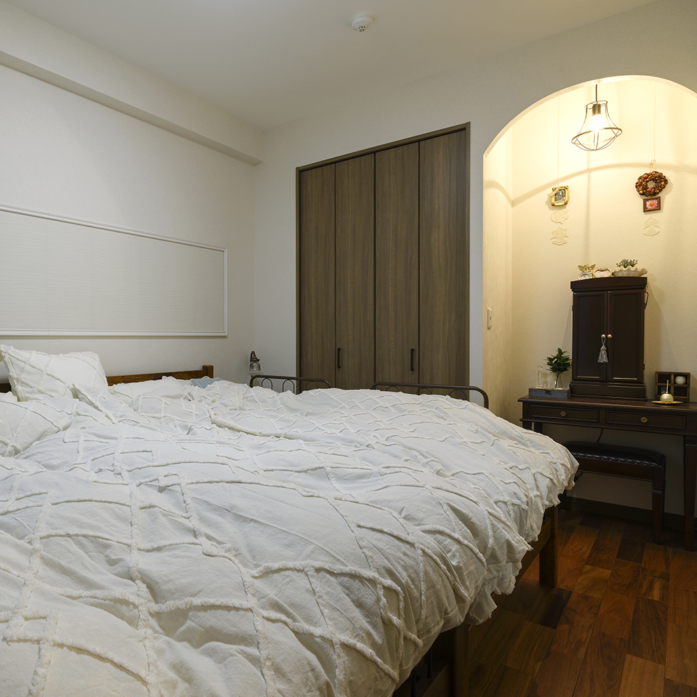 ナチュラルな床材、建具に真っ白なリネンのファブリックでヨーロピアンな寝室