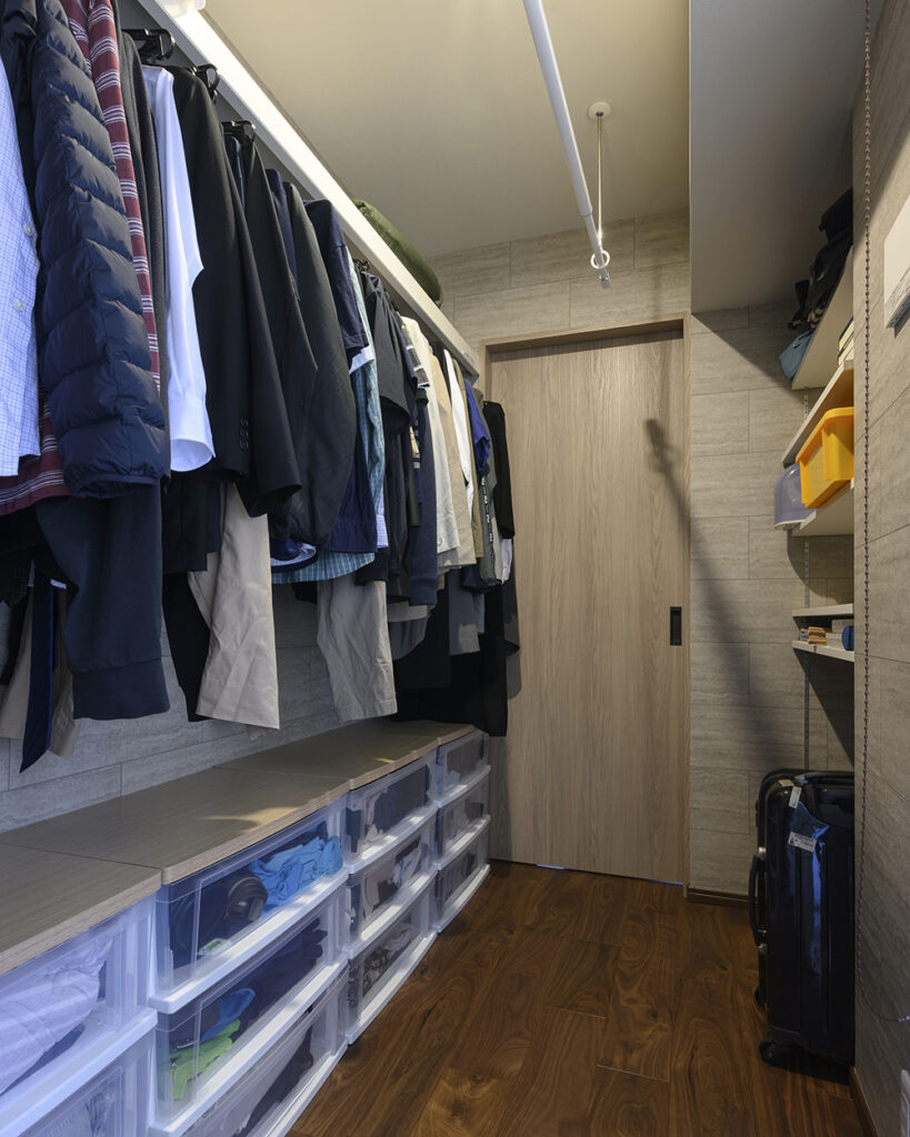 玄関の土間収納に続くウォークスルークローゼット。その先はご夫婦の寝室に繋がる動線。