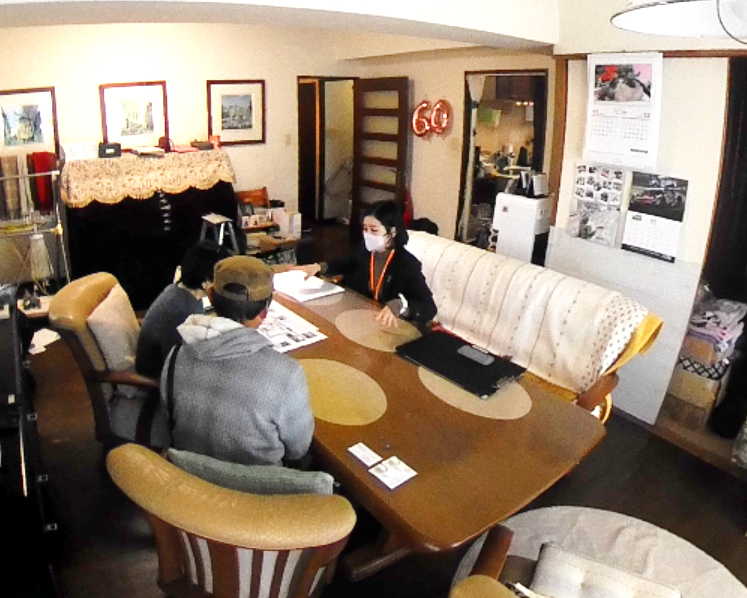 リノベーション前のLDK。
梁が目立ち、部屋全体が狭く感じていました。
隣の和室を取り込んで広々とした空間に間取り変更します。
