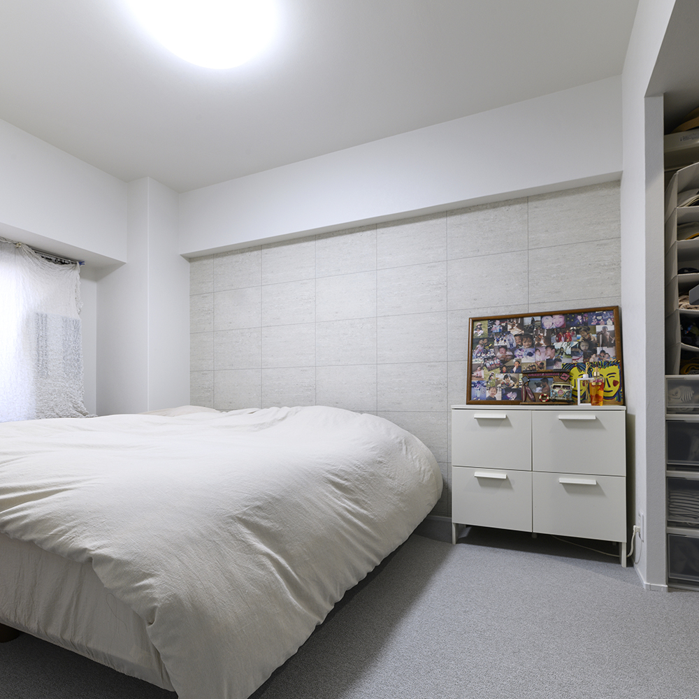 寝室はコンクリート調のアクセントクロスをセレクト。<br />
落ち着いた空間を演出。