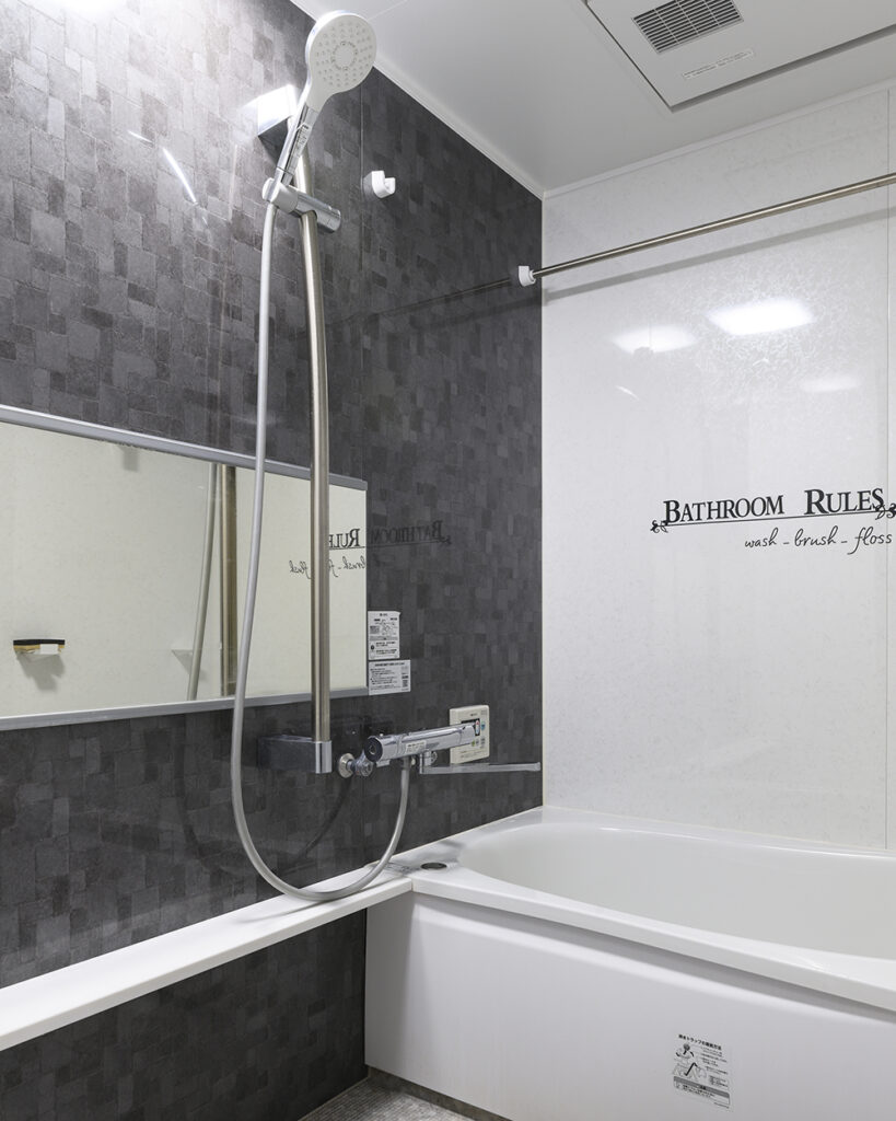 TOTOマンションリモデルバスルームをセレクト。<br />
浴室乾燥機は、雨の日や花粉の時期の心強い味方です。<br />
ホワイトのパネルにカッティングシートを張って、オシャレな浴室に。