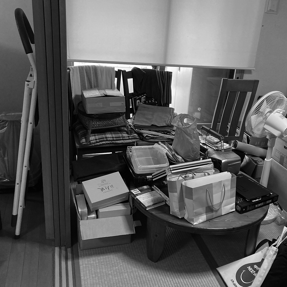 長年生活して荷物が増え、和室は物がいっぱいになっていました。