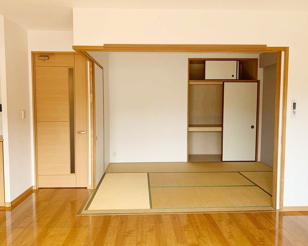 LDK横の和室スペースに、室内窓で仕切った半個室のプレイルームを作ります。