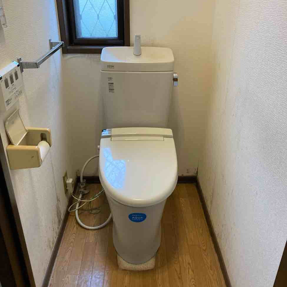 リノベーション前の手洗い付きトイレ。<br />
便器や壁に古さが感じられます。<br />
