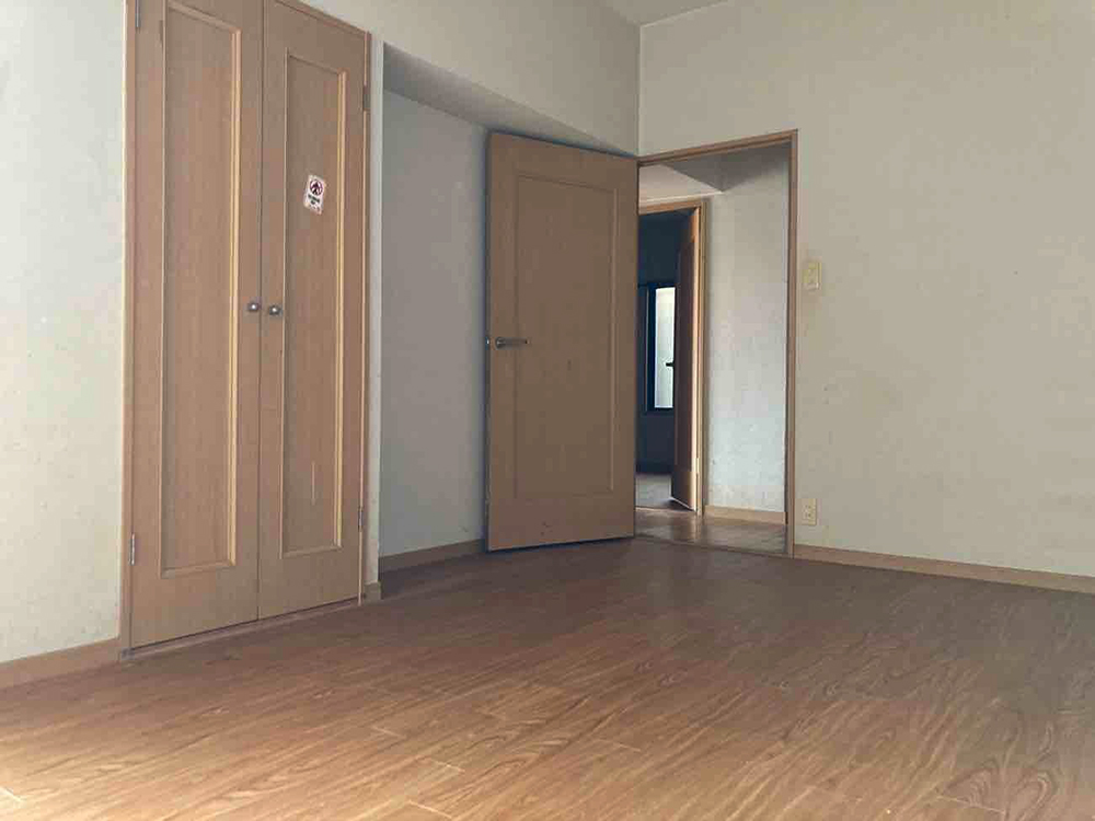 7.5畳の洋室。
収納は少なく、使い方に制限がある空間。
今回のリフォームで奥にウォークインクローゼットを新設し、収納力を大幅にアップします。