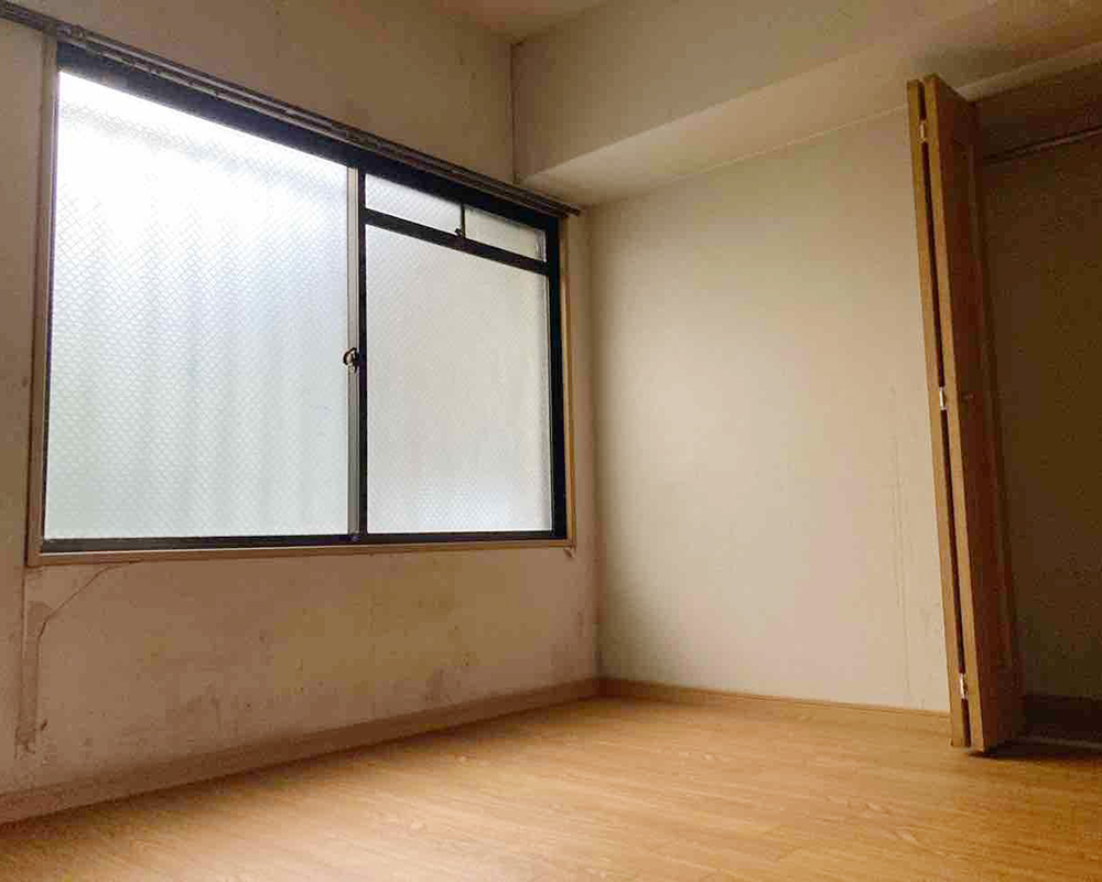 玄関横の洋室。
リフォーム前は独立した部屋で、収納力や動線に制約がありました。
今回のリフォームで中央の壁を取り壊し、玄関から直接出入りできる納戸スペースへと生まれ変わります。