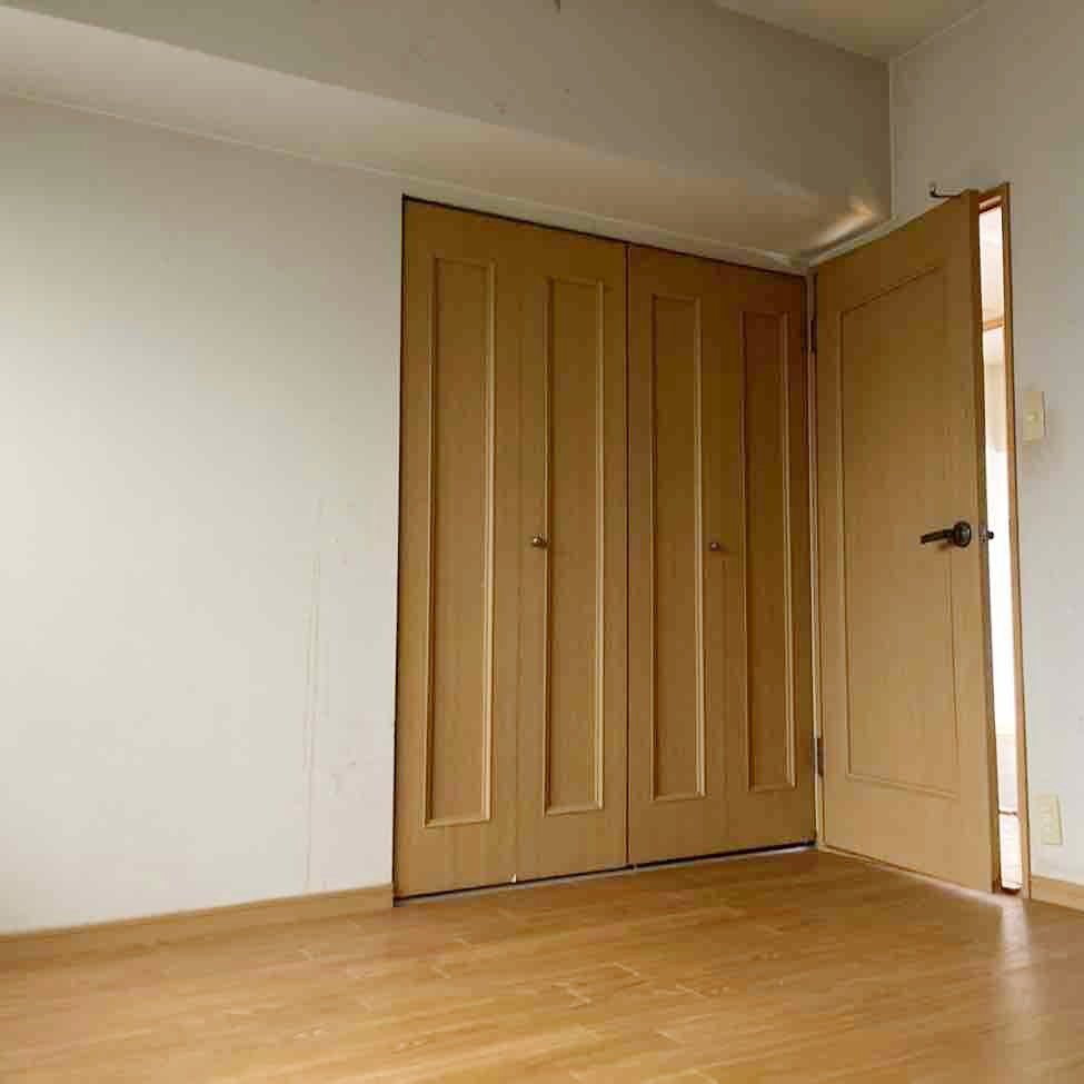 玄関横の洋室。
リフォーム前は独立した部屋で、収納力や動線に制約がありました。
今回のリフォームで画像左の壁を取り壊し、玄関から直接出入りできる納戸スペースへと生まれ変わります。