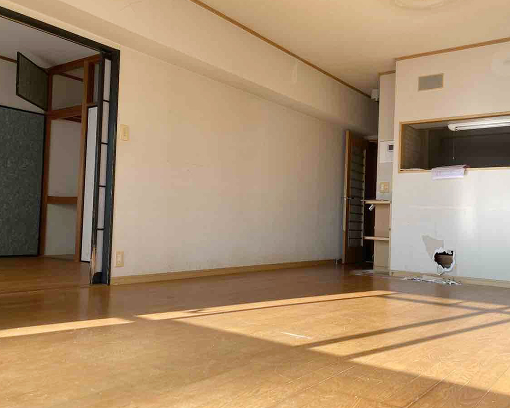 独立したキッチンとリビングダイニングが続くリノベーション前のLDK。