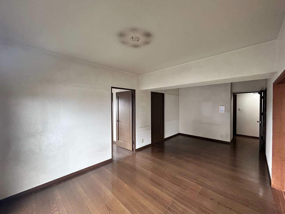 リノベーション前のリビングは両側を洋室と和室に挟まれていました。