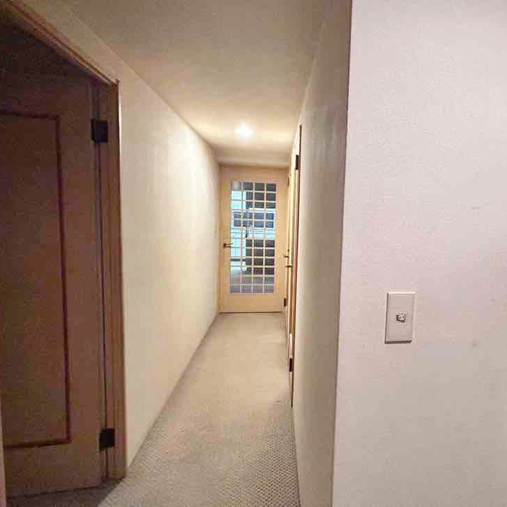 玄関から続く長い廊下。