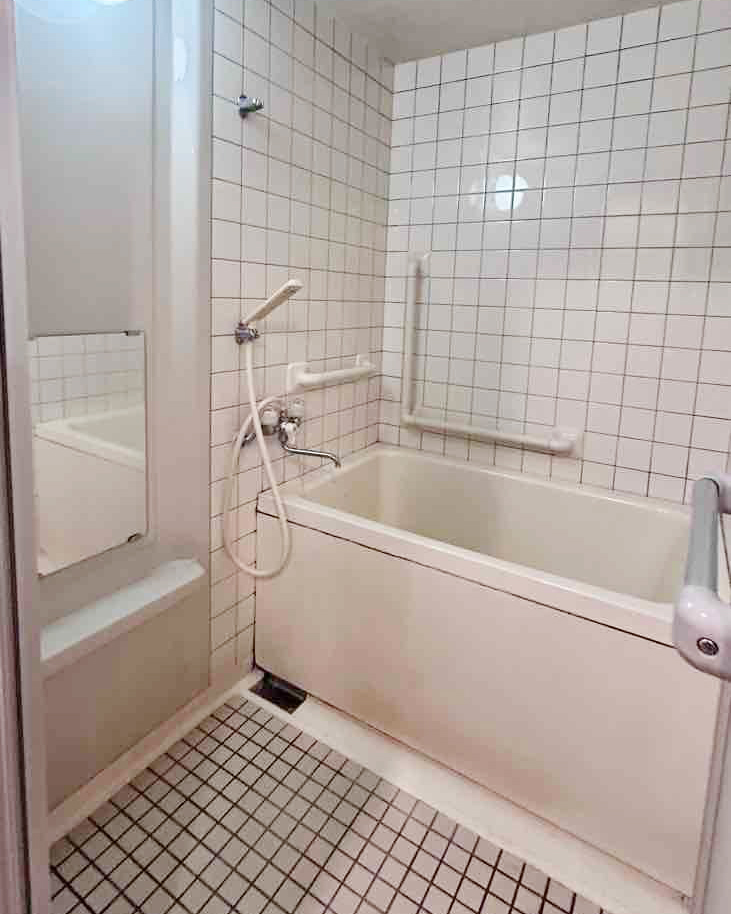 壁も床もタイル張りでお掃除が大変な浴室。
